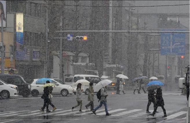 斑馬線雪地走路不滑倒 語言學校推薦 日本留學代辦推薦 日本遊學代辦 日本留學代辦推薦 日本語言學校推薦 日本留學展 日本打工 日本大學申請 日本研究所申請 日本就業 日本專門學校 2018日本留學 日本留學獎學金